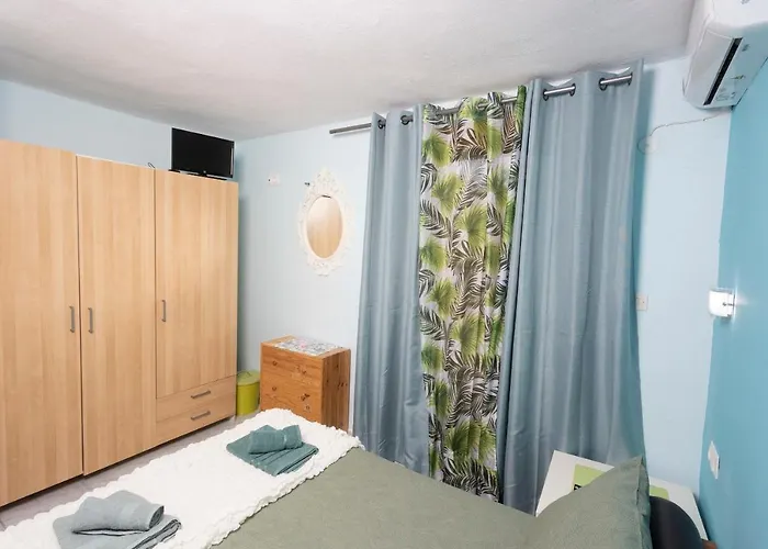 On The * Néos Marmarás